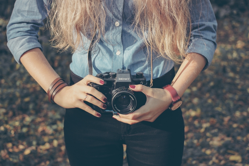 photographe-ST JEANNET-min_hand-person-girl-woman-camera-photography-614-pxhere.com