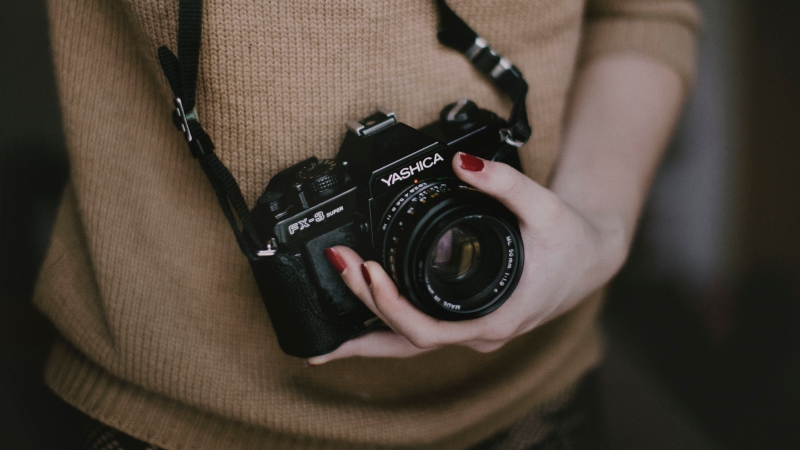 photographe-ST JEANNET-min_woman-camera-photography-photographer-slr-dslr-319-pxhere.com